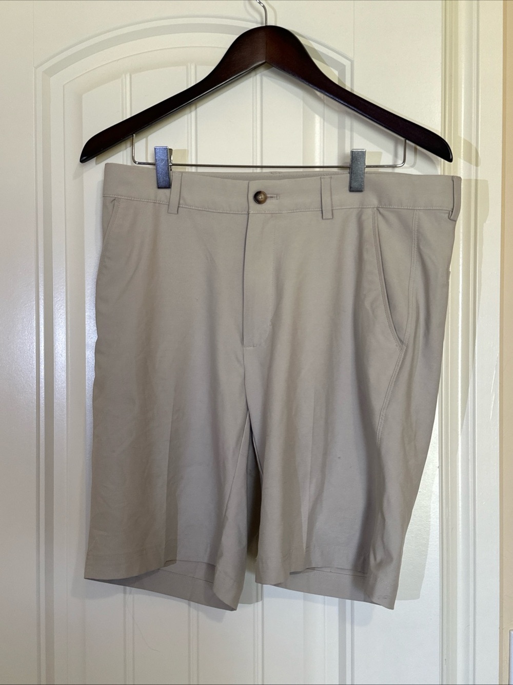 Greg Norman Men's Performance Lightweight Golf Shorts 32